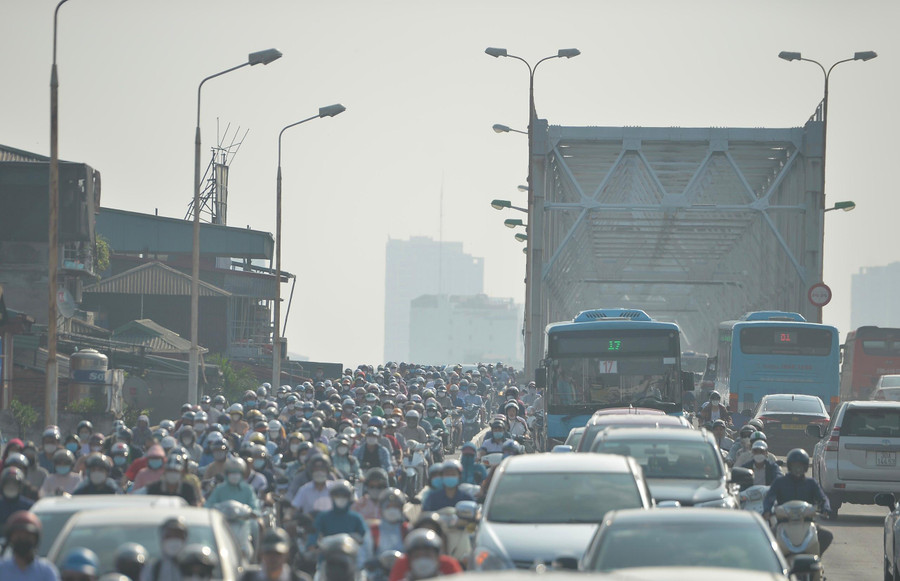 Vào thời gian cao điểm buổi sáng, giao thông trên cầu Chương Dương trở nên ùn tắc nghiêm trọng.