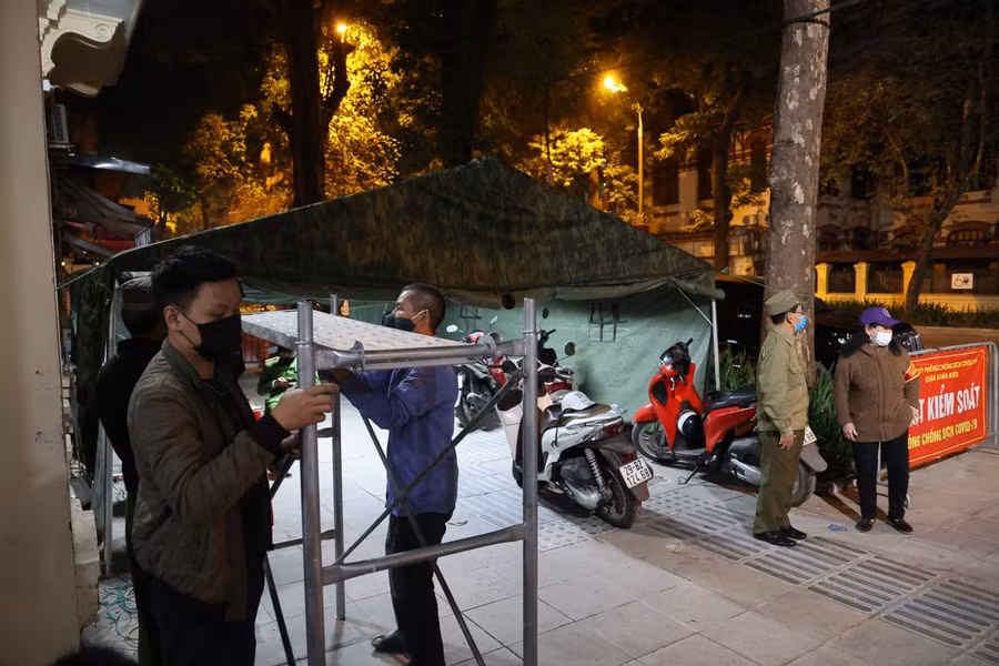 Tối 13/12, 2 địa điểm; Trung tâm giáo dục từ xa Nguyễn Văn Tố và trường tiểu học Quang Trung (quận Hoàn Kiếm, Hà Nội) đã được trưng dụng để lắp ráp Trạm y tế lưu động.