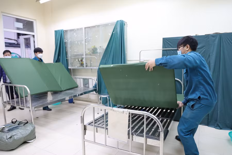 Hà Nội xuyên đêm lắp đặt trạm y tế lưu động điều trị F0 trong nội thành ảnh 10