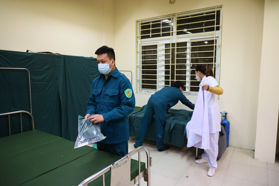 Hà Nội xuyên đêm lắp đặt trạm y tế lưu động điều trị F0 trong nội thành ảnh 9