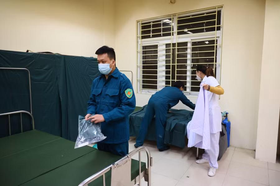 Hà Nội xuyên đêm lắp đặt trạm y tế lưu động điều trị F0 trong nội thành ảnh 9