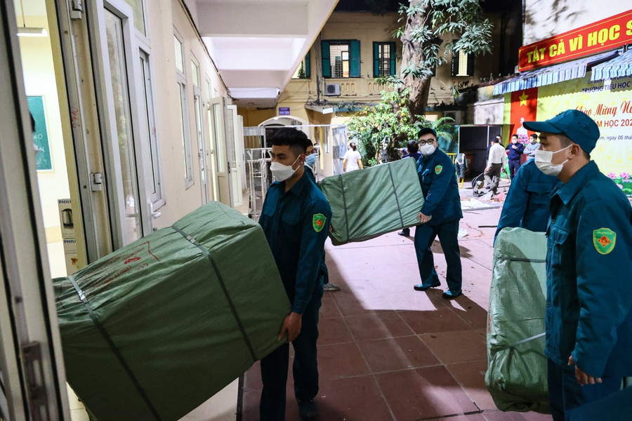 Đêm 13/12, công tác lắp ráp Trạm y tế lưu động được khẩn trương thực hiện.