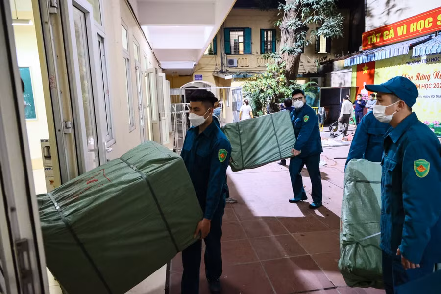 Đêm 13/12, công tác lắp ráp Trạm y tế lưu động được khẩn trương thực hiện.