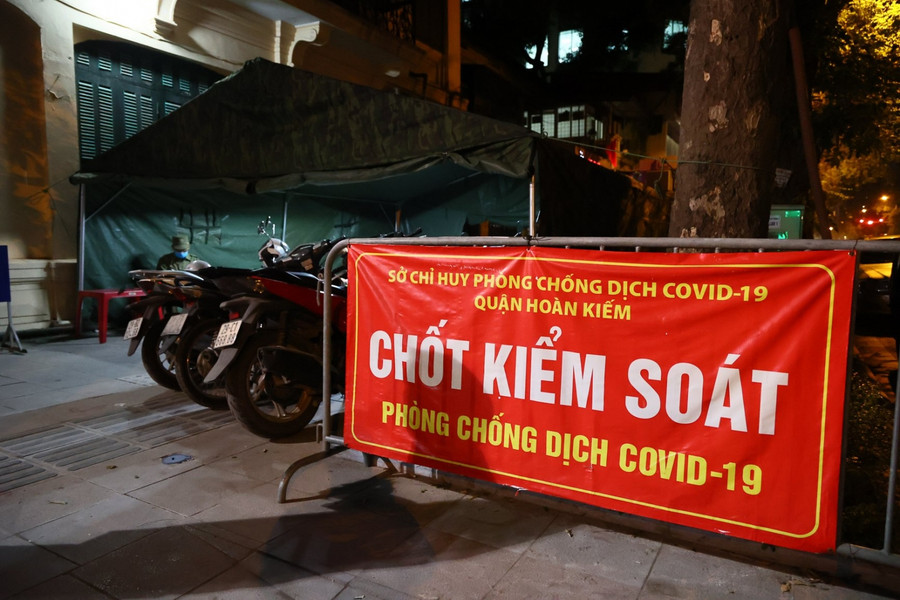 Hà Nội xuyên đêm lắp đặt trạm y tế lưu động điều trị F0 trong nội thành ảnh 1