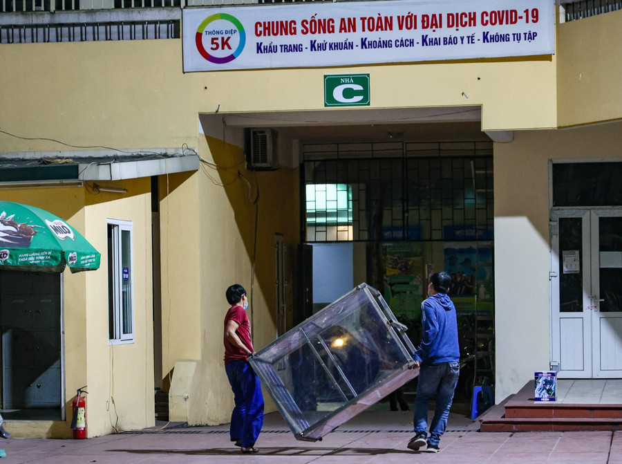 Hà Nội xuyên đêm lắp đặt trạm y tế lưu động điều trị F0 trong nội thành ảnh 4