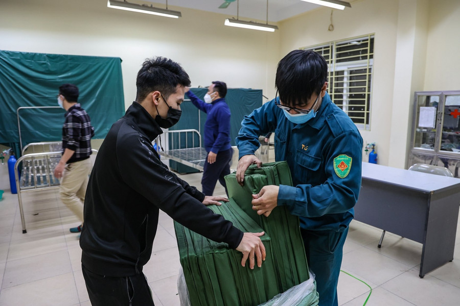 Hà Nội xuyên đêm lắp đặt trạm y tế lưu động điều trị F0 trong nội thành ảnh 7