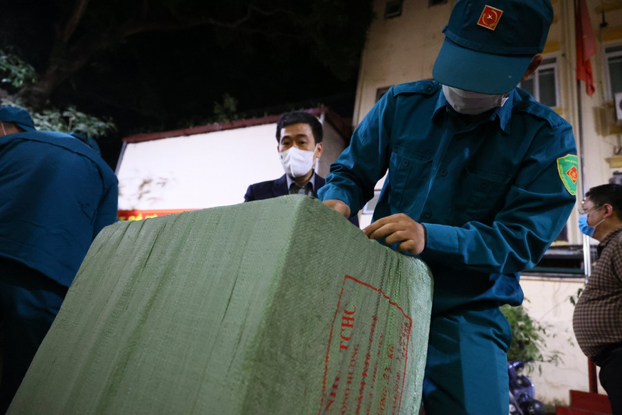 Hà Nội xuyên đêm lắp đặt trạm y tế lưu động điều trị F0 trong nội thành ảnh 5