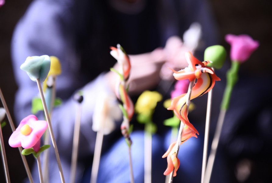 Nặn tò he - một trò chơi dân gian của trẻ em Việt Nam trong dịp Tết cổ truyền của dân tộc.