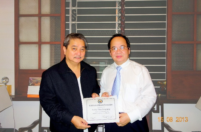 Ngài Thị Trưởng Hon. Antonino G. Calixto đã trao Bằng Danh dự Đặc biệt của Thành phố Pasay, Philippines cho GS. TS. Hoàng Quang Thuận ngày 15/08/2013.