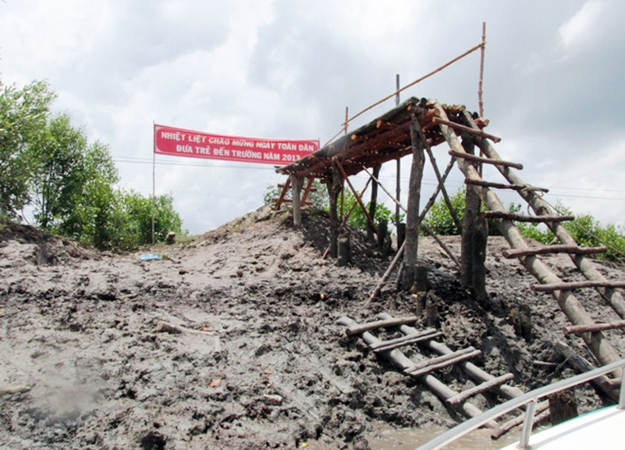 Con đường tới lớp học HS Trường Tiểu học 3 xã Tam Giang Tây