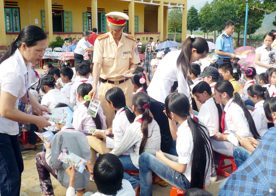 Tuyên truyền về luật giao thông và ATGT tại các trường học