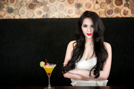 Hoa khôi Lại Hương Thảo tự tin khoe vẻ đẹp rạng ngời và làn da trắng sứ. Hoa khôi Lại Hương Thảo tự tin khoe vẻ đẹp rạng ngời và làn da trắng sứ.