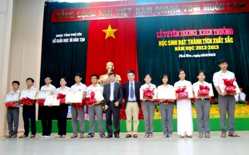 Phú Yên tuyên dương, khen thưởng học sinh giỏi