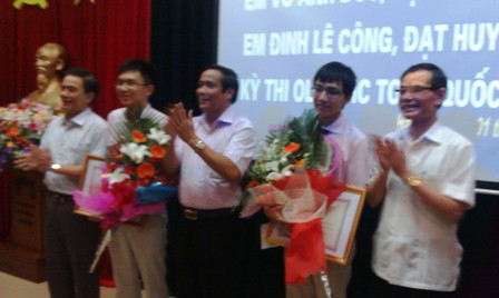 Lãnh đạo tỉnh Hà Tĩnh trao tặng bằng khen cho 2 học sinh đoạt huy chương. Ảnh: Minh Thư Lãnh đạo tỉnh Hà Tĩnh trao tặng bằng khen cho 2 học sinh đoạt huy chương. Ảnh: Minh Thư