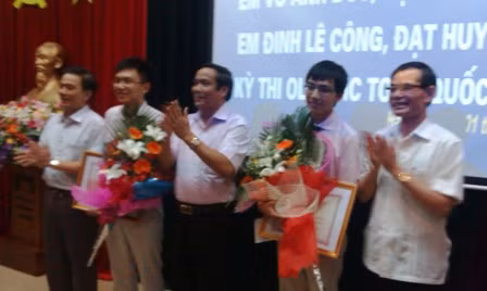 Lãnh đạo tỉnh Hà Tĩnh trao tặng bằng khen cho 2 học sinh đoạt huy chương. Ảnh: Minh Thư