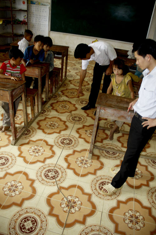 Nền lớp học bị lún, nứt. Nền lớp học bị lún, lứt.