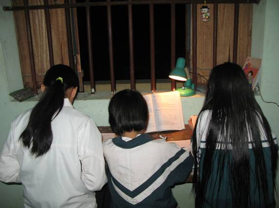 Cứ 7 giờ tối là ngồi vào bàn học Ảnh: Lê Văn Cứ 7 giờ tối là ngồi vào bàn học Ảnh: Lê Văn