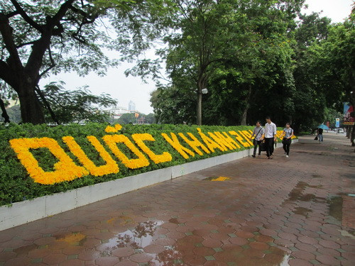 Khẩu hiệu bằng hoa bên Hồ Hoàn Kiếm