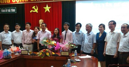 Lãnh đạo tỉnh Hà Tĩnh chụp hình lưu niệm cùng gia đình 2 học sinh. Ảnh: Minh Thư Lãnh đạo tỉnh Hà Tĩnh chụp hình lưu niệm cùng gia đình 2 học sinh. Ảnh: Minh Thư