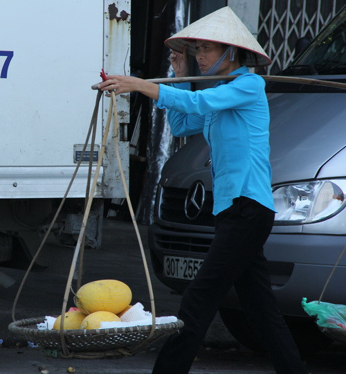 Những gánh hàng rong len lỏi phố phường Hà Nội