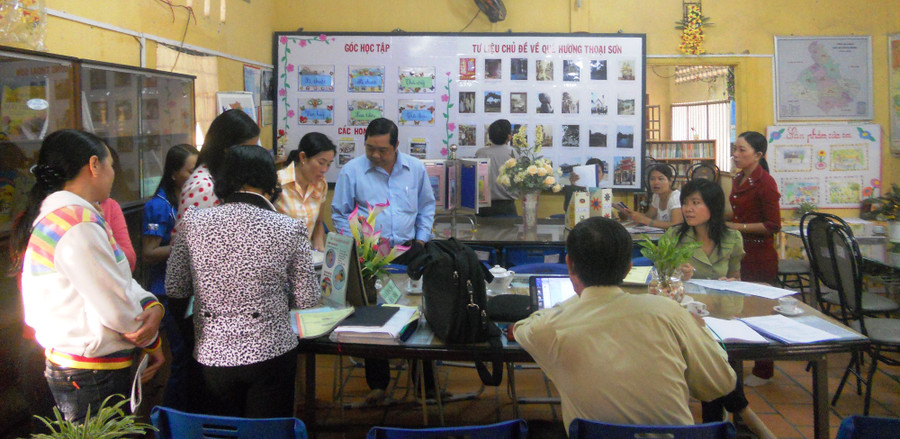 Đoàn kiểm tra của Sở GD&ĐT An Giang đang kiểm tra công tác thư viện trường học tại huyện Thoại Sơn