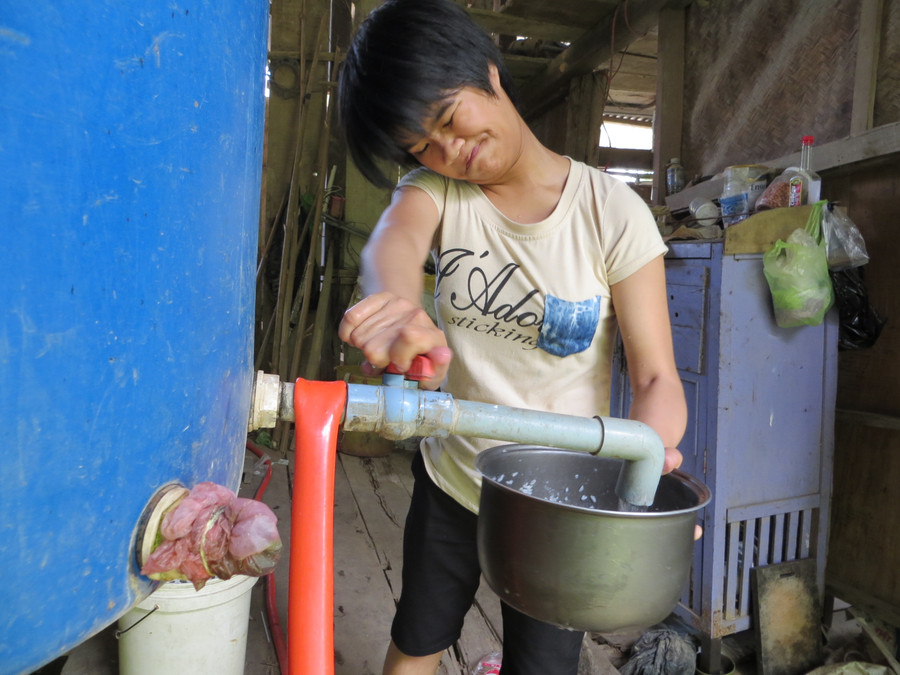 Hiền không chỉ học giỏi mà còn chăm chỉ giúp mẹ làm việc nhà.