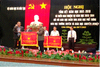 Thứ trưởng Bộ GD&ĐT Nguyễn Vinh Hiển tặng Cờ thi đua xuất sắc cho Sở GD&ĐT Quảng Ninh Thứ trưởng Bộ GD&ĐT Nguyễn Vinh Hiển tặng Cờ thi đua xuất sắc cho Sở GD&ĐT Quảng Ninh