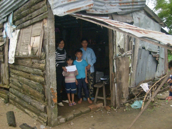 Cô giáo động viên những HS có hoàn cảnh khó khăn ra lớp