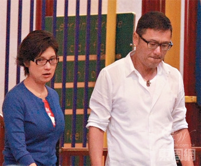 Con gái lớn thích chơi bời, vợ chồng Miêu Kiều Vỹ bị bắt gặp với nét mặt phiền muộn g