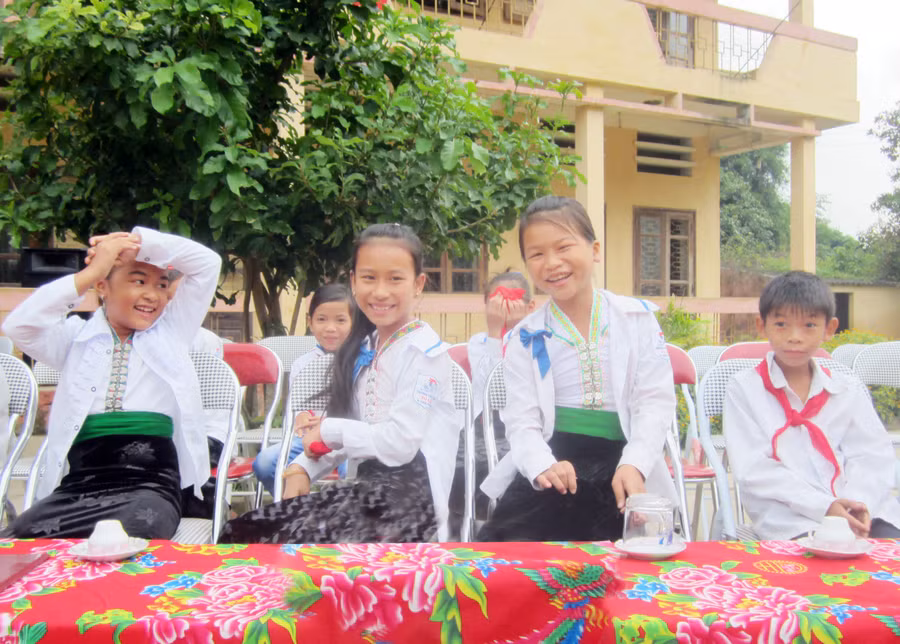 Vượt lũ đón bạn, đập rắn cứu trò