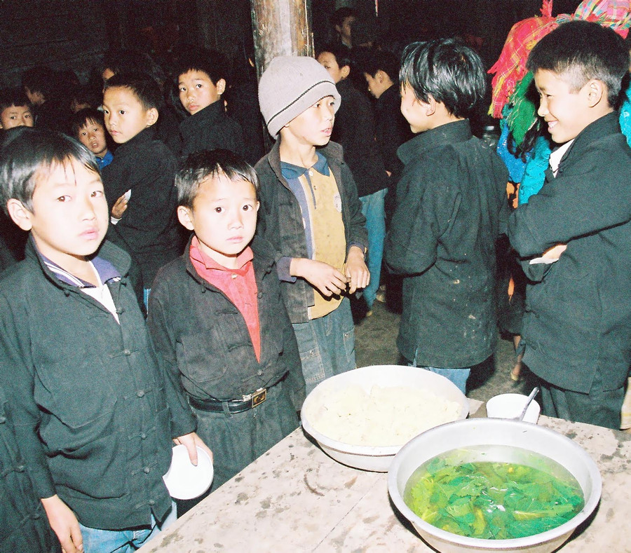 Bát mèn mén thường xuyên có trong bữa ăn tại ký túc xá c