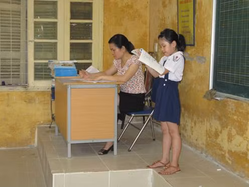 Học sinh tiểu học cần được quan tâm, nhận xét hơn điểm số