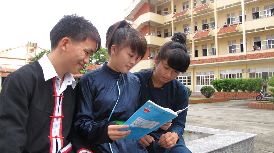 Tự học - hoạt động cần thiết của học sinh dân tộc Ảnh: V. HẢI