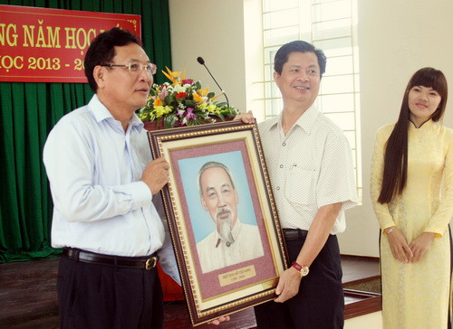 Hiệu trưởng Trường THPT chuyên Lam Sơn (giữa) trân trọng đón nhận ảnh Bác Hồ từ Bộ trưởng Phạm Vũ Luận tặng cho nhà trường. Hiệu trưởng Trường THPT chuyên Lam Sơn (giữa) trân trọng đón nhận ảnh Bác Hồ từ Bộ trưởng Phạm Vũ Luận tặng cho nhà trường.