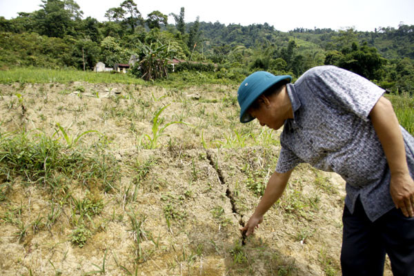 Xuất hiện nhiều vết nứt ở phía chân đồi. Xuất hiện nhiều vết nứt ở phía chân đồi.
