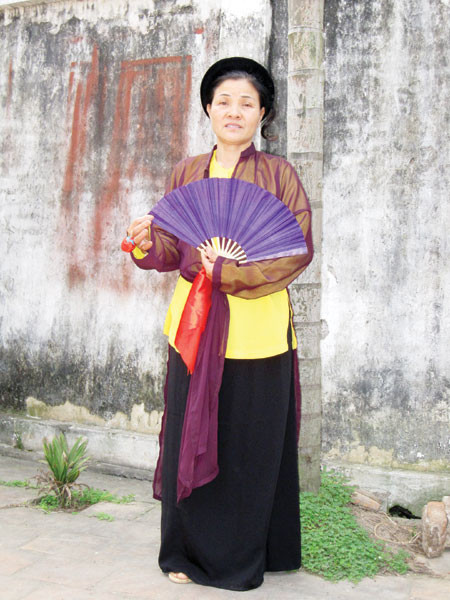 Bà Nguyễn Thị Lan trong trang phục lễ hội hát Dô