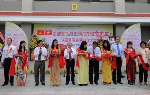 Lãnh đạo UBND TPHCM cắt băng khánh thành trường THPT Nguyễn Hữu Thọ, Q.4