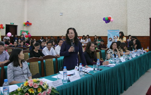 Thứ trưởng Bộ GD&ĐT Nguyễn Thị Nghĩa trả lời thắc mắc của các em