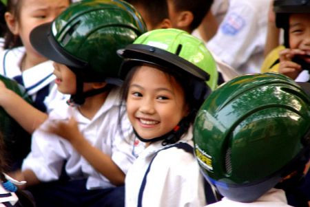 Trang bị phương tiện và kỹ năng an toàn giao thông cho học sinh khi tới trường x