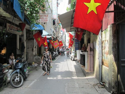 Ngõ phố nhỏ rực màu cờ mừng Quốc khánh Ngõ phố nhỏ rực màu cờ mừng Quốc khánh