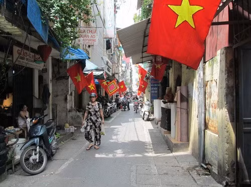 Ngõ phố nhỏ rực màu cờ mừng Quốc khánh