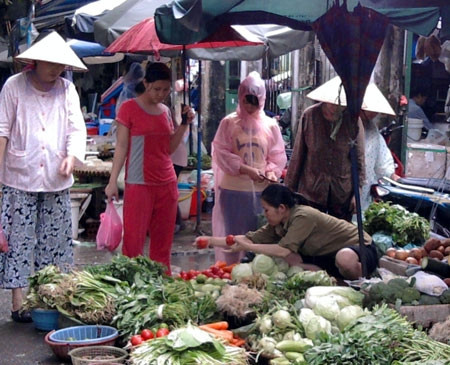 Mưa bão, giá rau tăng vọt