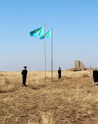Những người lính đứng cạnh khu thử hạt nhân ở Semipalatinsk (Kazakhstan) Những người lính đứng cạnh khu thử hạt nhân ở Semipalatinsk, Kazakhstan.