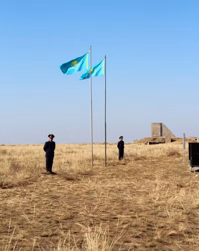 Những người lính đứng cạnh khu thử hạt nhân ở Semipalatinsk, Kazakhstan.