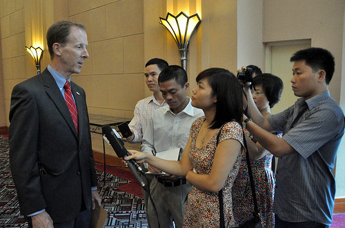 Giám đốc USAID Joakim Parker trả lời phỏng vấn của nhà báo tại Lễ tổng kết Dự án Giám đốc USAID Joakim Parker trả lời phỏng vấn của nhà báo tại lễ tổng kết Dự án