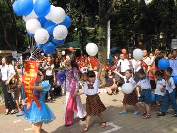 Tưng bừng lễ khai giảng. Ảnh: Lê Văn