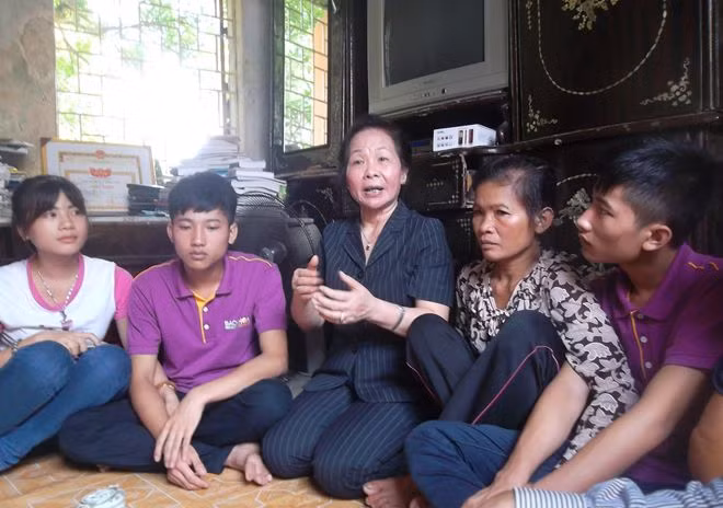 Phó Chủ tịch nước Nguyễn Thị Doan quan tâm thăm hỏi gia đình em Nguyễn Hữu Tiến