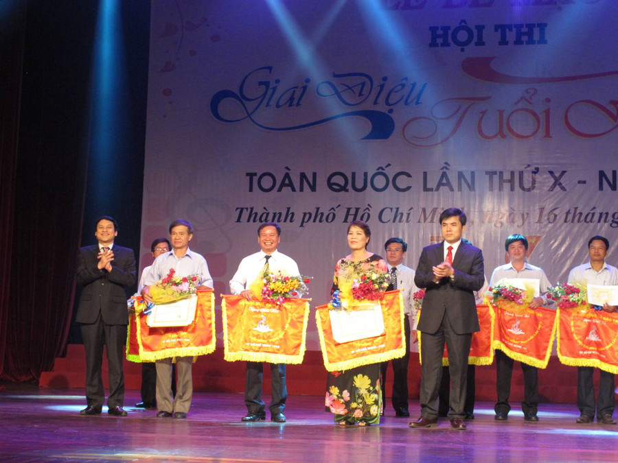 Lãnh đạo Bộ GD&ĐT trao giải cho các đoàn có tiết mục xuất sắc tại Hội thi 111