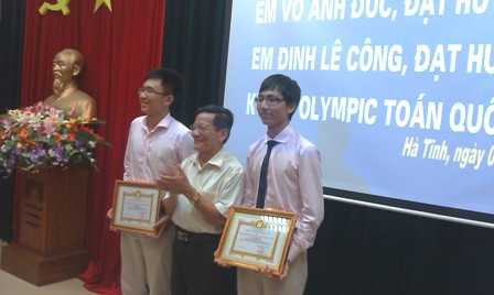 Quỹ khuyến học đất Hồng Lam trao giấy khen và quà cho 2 học sinh. (Ảnh: Minh Thư) Quỹ khuyến học đất Hồng Lam trao giấy khen và quà cho 2 học sinh. (Ảnh: Minh Thư)