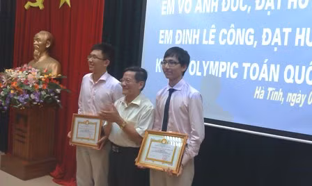 Quỹ khuyến học đất Hồng Lam trao giấy khen và quà cho 2 học sinh. (Ảnh: Minh Thư)